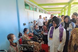 Mensos Risma semangati pasien operasi katarak di RS Ratu Zalecha Martapura