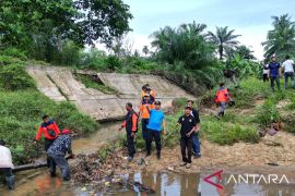 Cegah banjir, Pemkot angkut 5 ton sampah dari sungai di Lhokseumawe