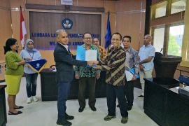 Mendikbud serahkan SK Guru Besar kepada Dua Dosen Unidar Ambon