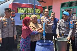 Polres Kuningan salurkan 10 ribu liter air bantu warga kekeringan