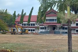 Revitalisasi tiang bendera dan pagar mulai dilakukan di Kantor Wali Kota Palu Page 1 Small