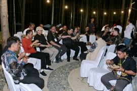 Presiden Jokowi gelar santap malam bersama pegiat seni di IKN