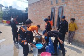 Kompi Batalyon Brimob - BPBD Bangka suplai air bersih