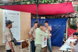 Asap misterius keluar dari kotak suara pilkades di Tangerang
