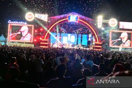 Ribuan penonton saksikan konser Iwan Fals di Pekanbaru