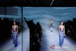 Koleksi Spring/Summer 2024 karya Giorgio Armani di Milan Fashion Week