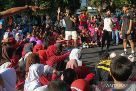 Coaching clinic dengan pemain Persebaya