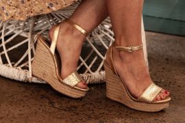 Tips dan trik percaya diri tampil dengan menggunakan sepatu "wedges"