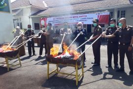 Kejari Kediri musnahkan barang bukti dari 26 perkara inkrah