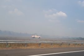 Petugas padamkan kebakaran lahan di sekitar Tol Sumatera Page 2 Small