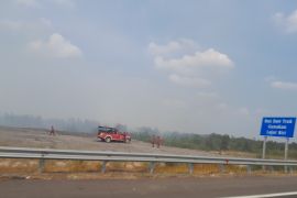 Petugas padamkan kebakaran lahan di sekitar Tol Sumatera Page 1 Small