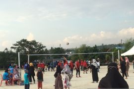 "Semangat masyarakat terpancar dalam perlombaan bola voli wanita di Palu" Page 2 Small