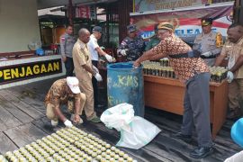 Polres Asmat kembali memusnahkan 1.200 kaleng minuman beralkohol