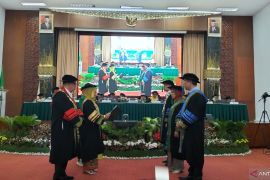 Unand kukuhkan tiga guru besar dari fakultas berbeda