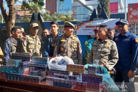 Satpol PP sita ribuan batang rokok ilegal di pasar Garut