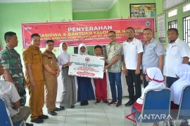 Semen Padang serahkan bantuan alat tangkap ikan dan beasiswa senilai Rp140 Juta