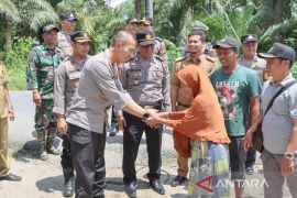Polisi bantu warga korban bencana puting beliung
