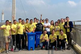 Yello Hotel bersih-bersih di kawasan Gentala Arasy