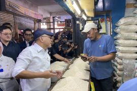 Mendag tinjau harga bahan pokok di Pasar Sederhana Kota Bandung