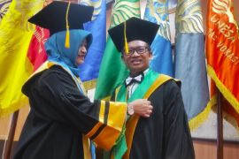 Suami istri jadi guru besar di Unesa