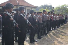 Ratusan personel TNI-Polri bubarkan perayaan HUT ormas di Jimbaran