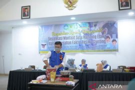 Tim Pengabdian Masyarakat Universitas Baiturrahmah Gelar Pelatihan Pembuatan Yodiwa di Padang Panjang