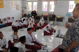 Unkhair Ternate  sosialisasikan  bahaya gawai bagi anak