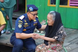KSOP Batulicin salurkan sembako di Kampung Nelayan