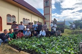 Wabup Tapsel dan Poktan Kopi Binaan GKPA Sipirok