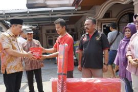 Pj Bupati Merangin serahkan bantuan untuk korban kebakaran