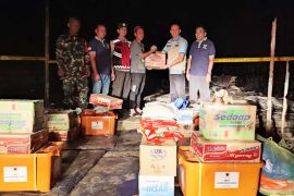 BPBD Tabalong serahkan bantuan korban kebakaran di Muara Uya