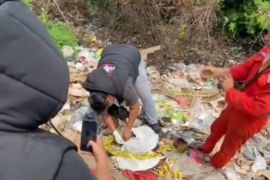 Bayi perempuan tak bernyawa ditemukan di tempat sampah wilayah Kebon Jeruk Jakbar