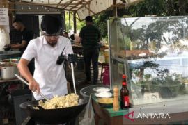 Nasi Goreng Amor hanya Rp5.000 bisa makan Nasgor sepuasnya, ludes 60 Kg beras sehari