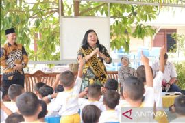 Bunda PAUD Maya senang melihat anak-Anak TK Kemala Bhayangkari 03 aktif dan pintar