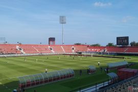 Mengheningkan cipta awali pertandingan Arema lawan PSS di Bali