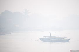 Kabut asap akibat karhutla selimuti Kota Palembang