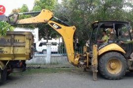 Musim hujan belum datang, DLHK Lhokseumawe bersihkan drainase