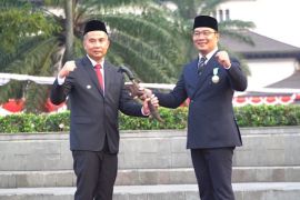 Ridwan Kamil serahkan kujang pusaka ke Pj Gubernur Jawa Barat