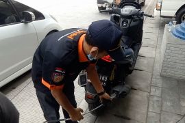 Uji emisi gratis sebelum pemberlakuan sanksi tilang di Tangerang