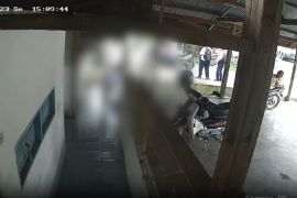 Rekaman CCTV siswa SD tewas tertimpa tembok runtuh saat berwudhu - Video