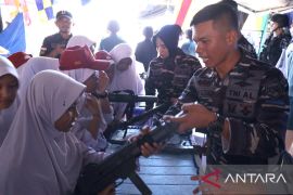 Lantamal VI Makassar gelar pameran alutsista di Pantai Losari sambut HUT TNI