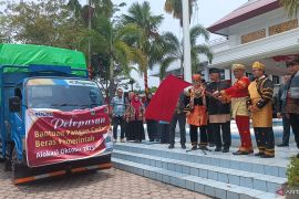 Sumbar melepas penyaluran beras bantuan untuk stabilkan harga