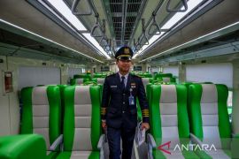 Uji coba kereta pengumpan untuk kereta cepat