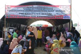 PMI Kabupaten Bekasi pastikan air hasil pengolahan mesin WASH layak konsumsi