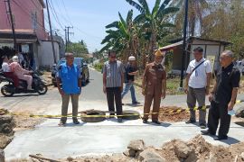 Waket DPRD Napsiani tinjau pengerjaan box culvert penghubung antar kawasan