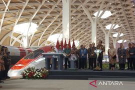 Luhut sebut operasional KCJB tumbuhkan ekonomi di sepanjang lintasan