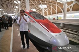 Jokowi tempuh Halim-Padalarang 26 menit menggunakan KCJB
