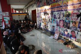 Aksi peringatan satu tahun Tragedi Kanjuruhan