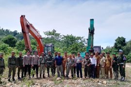 Satpol PP Aceh Jaya segel dua alat berat di galian C