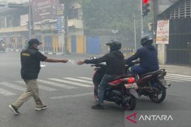Gubernur Kalsel lakukan aksi turun ke jalan bagikan masker